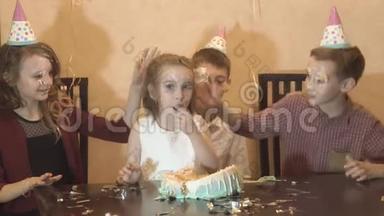 在生日聚会上照顾孩子。 小女孩的脸在蛋糕和哭泣